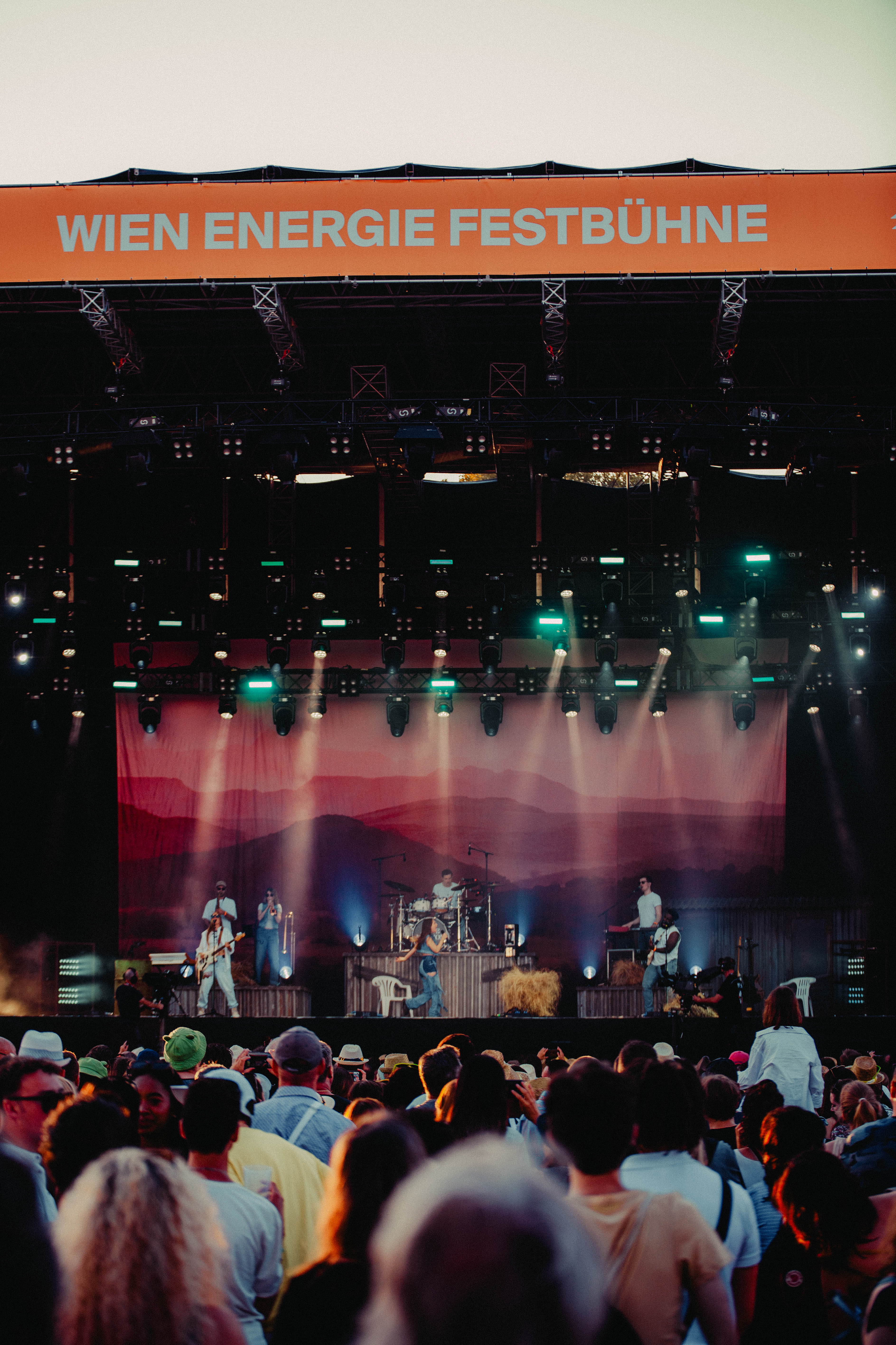 На фестиваль со своим светом XDC1 IP Hybrid